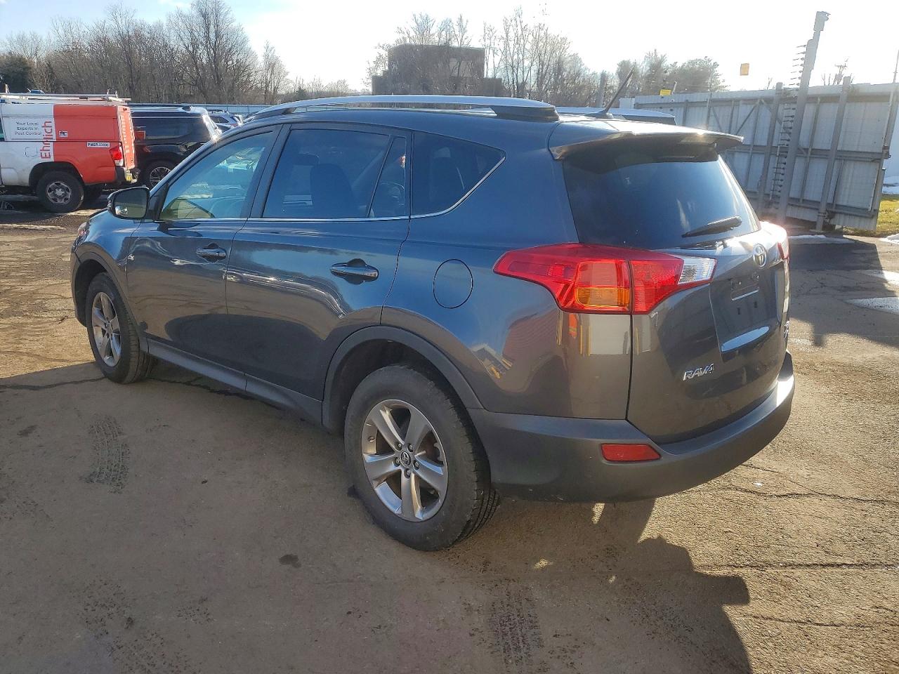 2015 TOYOTA RAV4 XLE photo 2