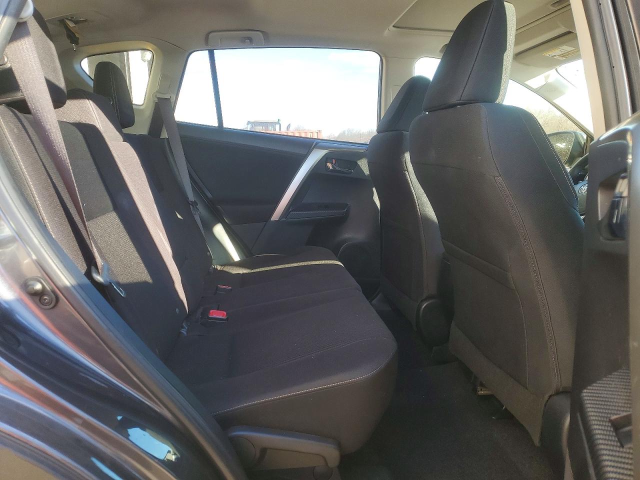 2015 TOYOTA RAV4 XLE photo 11