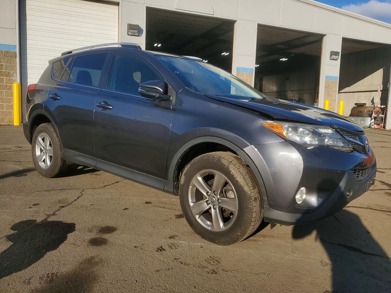 2015 TOYOTA RAV4 XLE photo 4