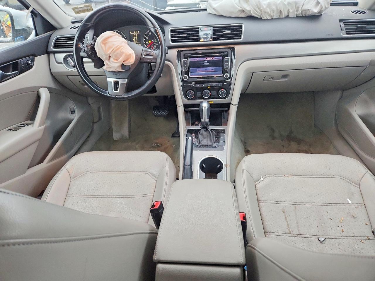 2015 VOLKSWAGEN PASSAT SE photo 8