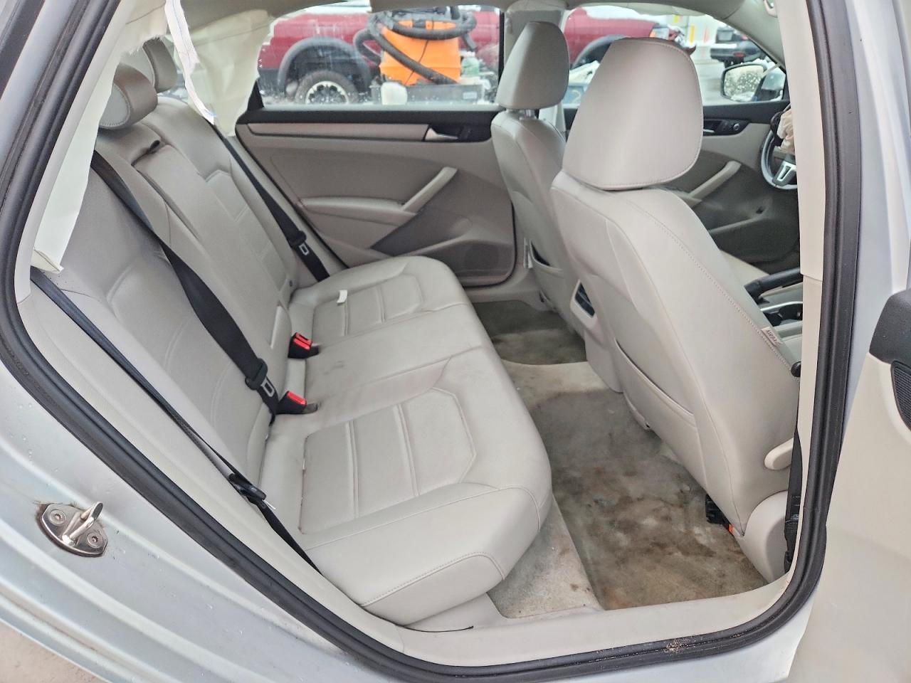 2015 VOLKSWAGEN PASSAT SE photo 10