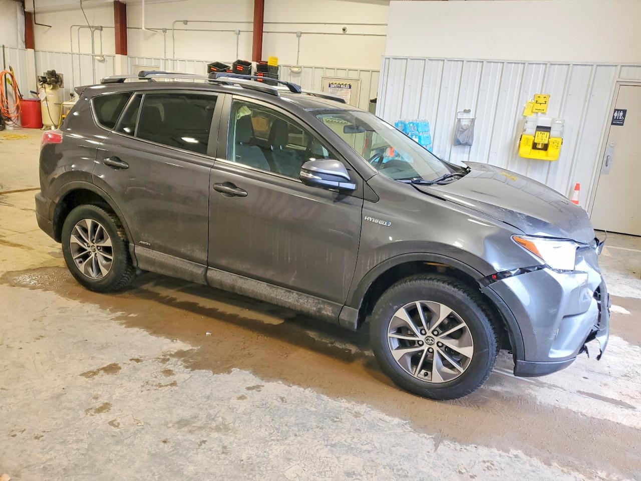 2018 TOYOTA RAV4 HV LE photo 4