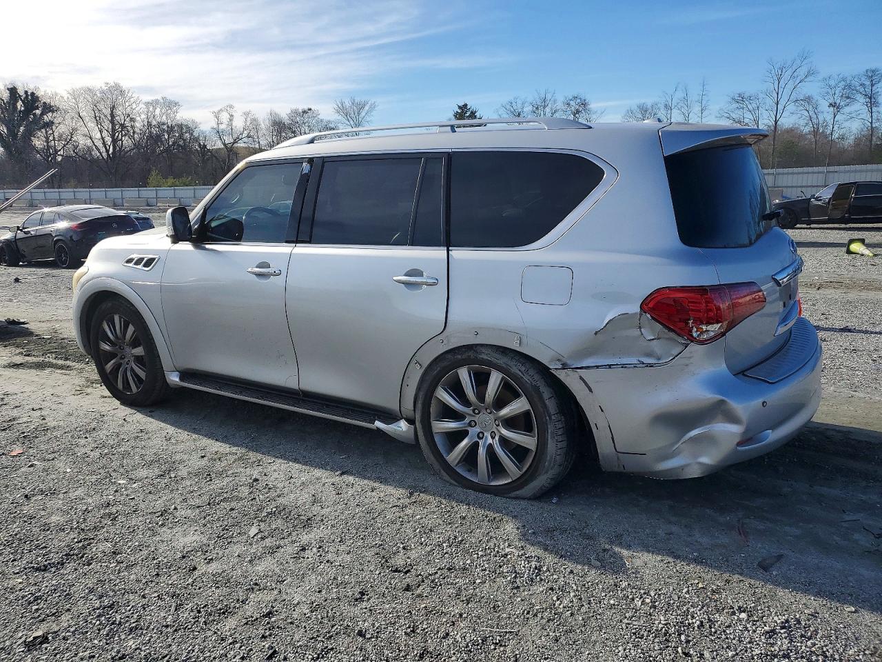 2011 INFINITI QX56 photo 2
