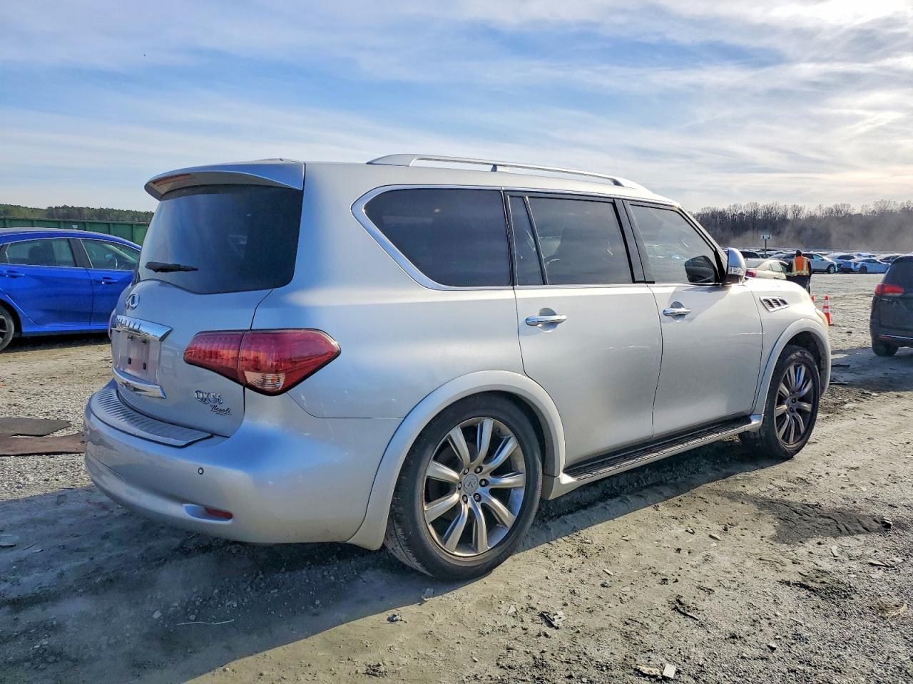 2011 INFINITI QX56 photo 3
