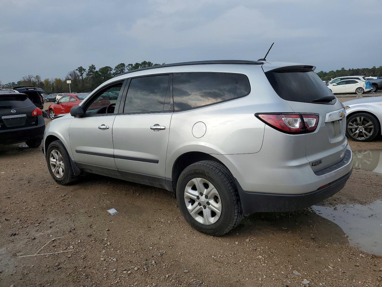 2014 CHEVROLET TRAVERSE LS photo 2