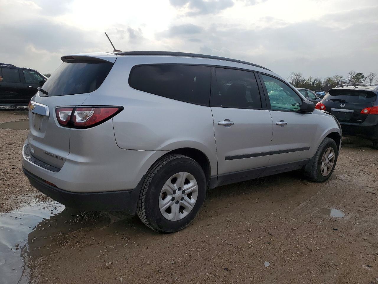2014 CHEVROLET TRAVERSE LS photo 3