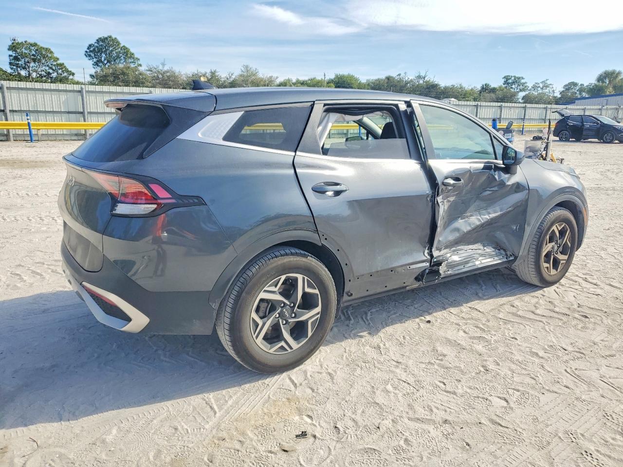 2023 KIA SPORTAGE LX photo 3