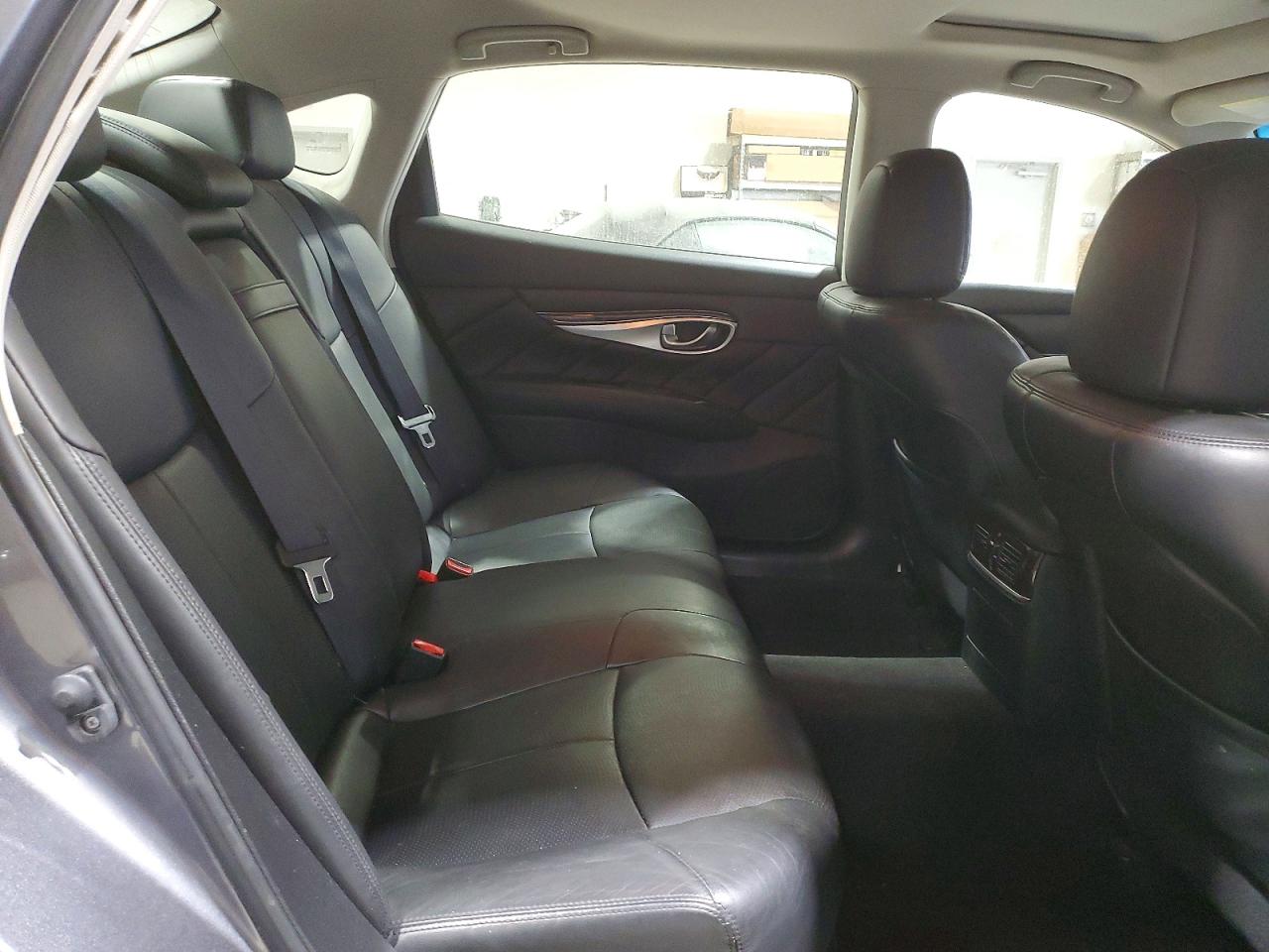 2016 INFINITI Q70L 3.7 photo 10