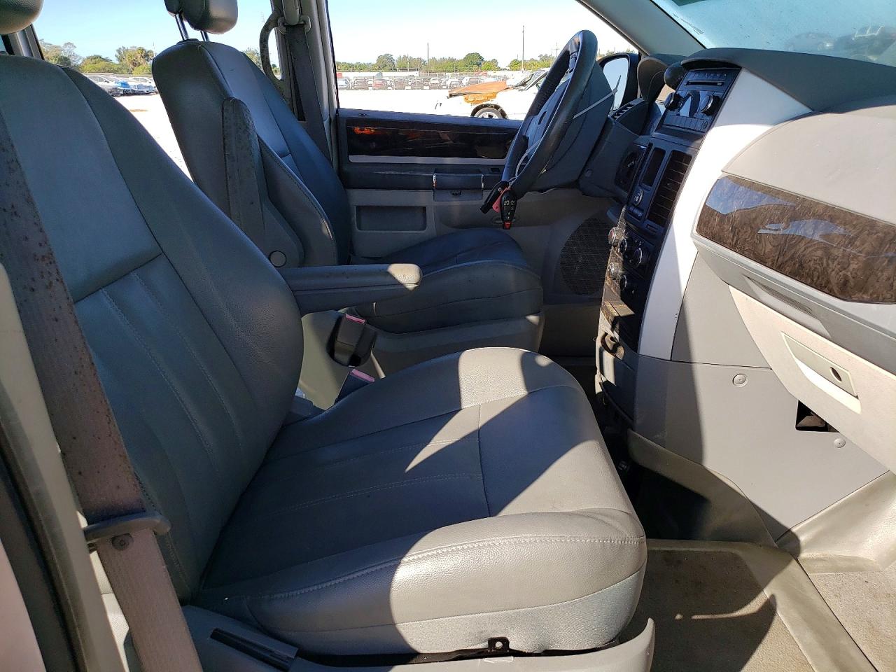 2010 DODGE GRAND CARAVAN SXT photo 7