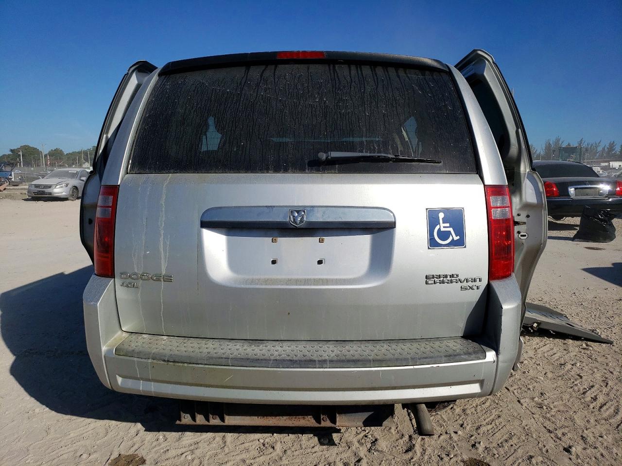 2010 DODGE GRAND CARAVAN SXT photo 6