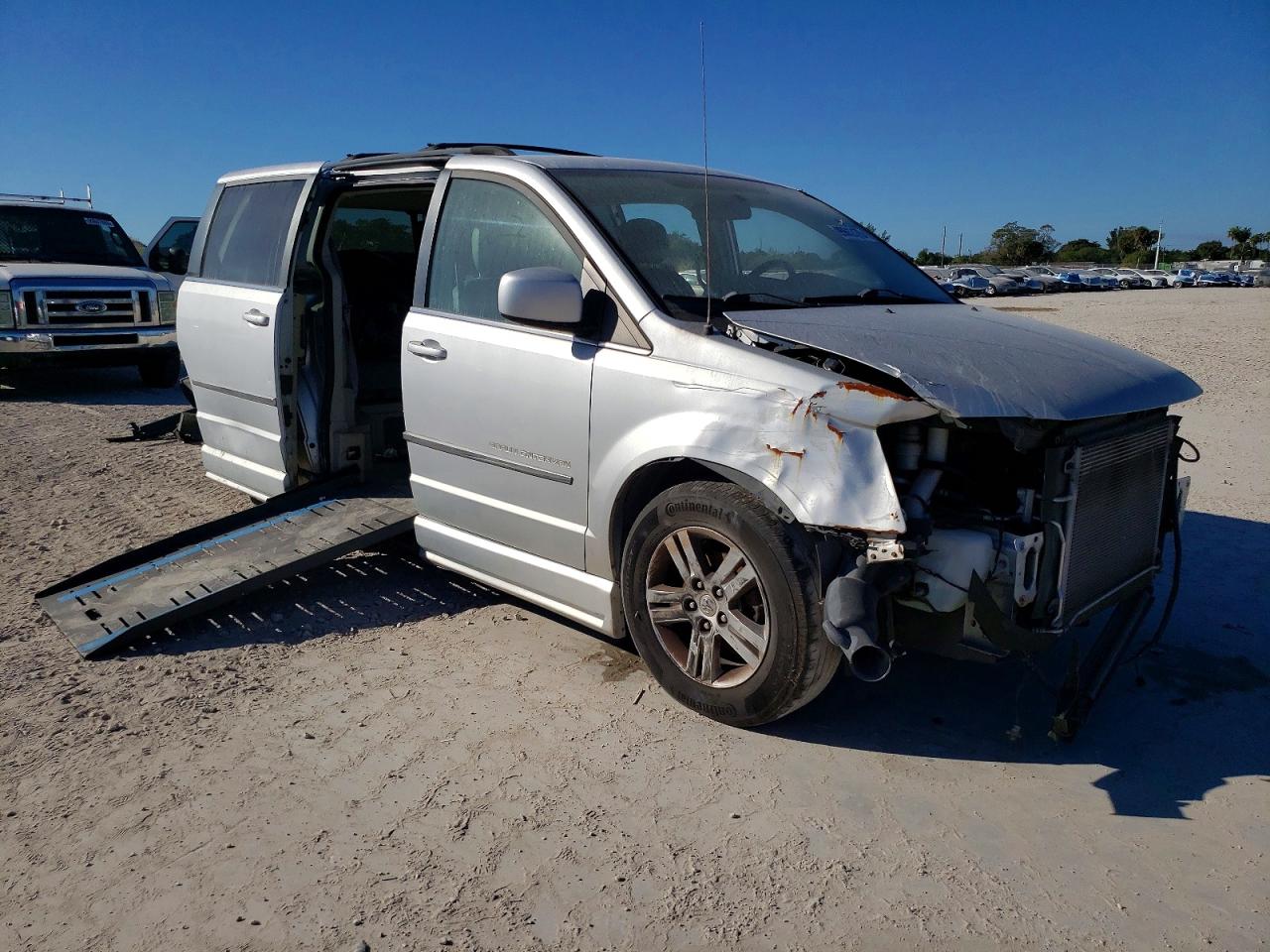2010 DODGE GRAND CARAVAN SXT photo 4