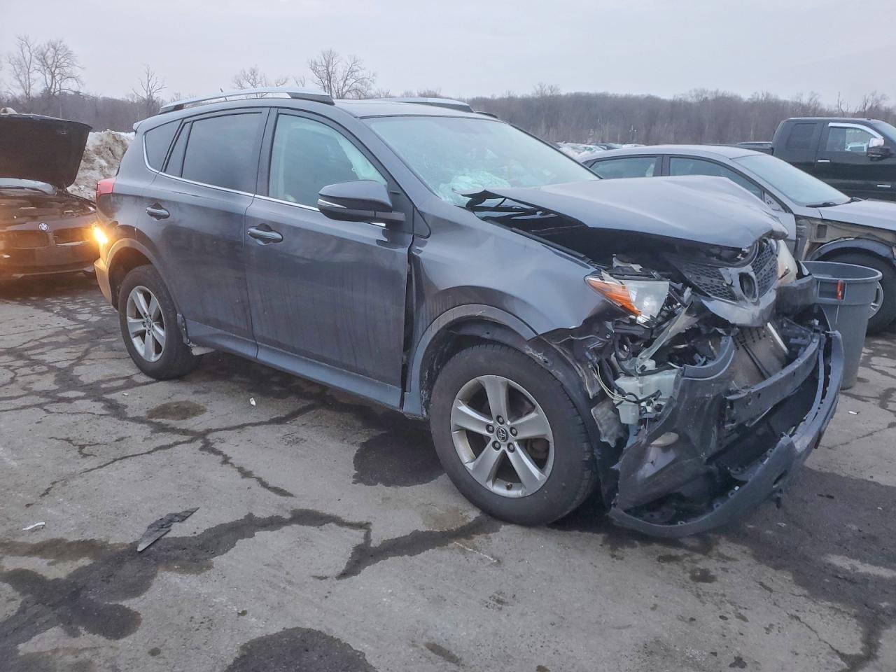 2015 TOYOTA RAV4 XLE photo 4