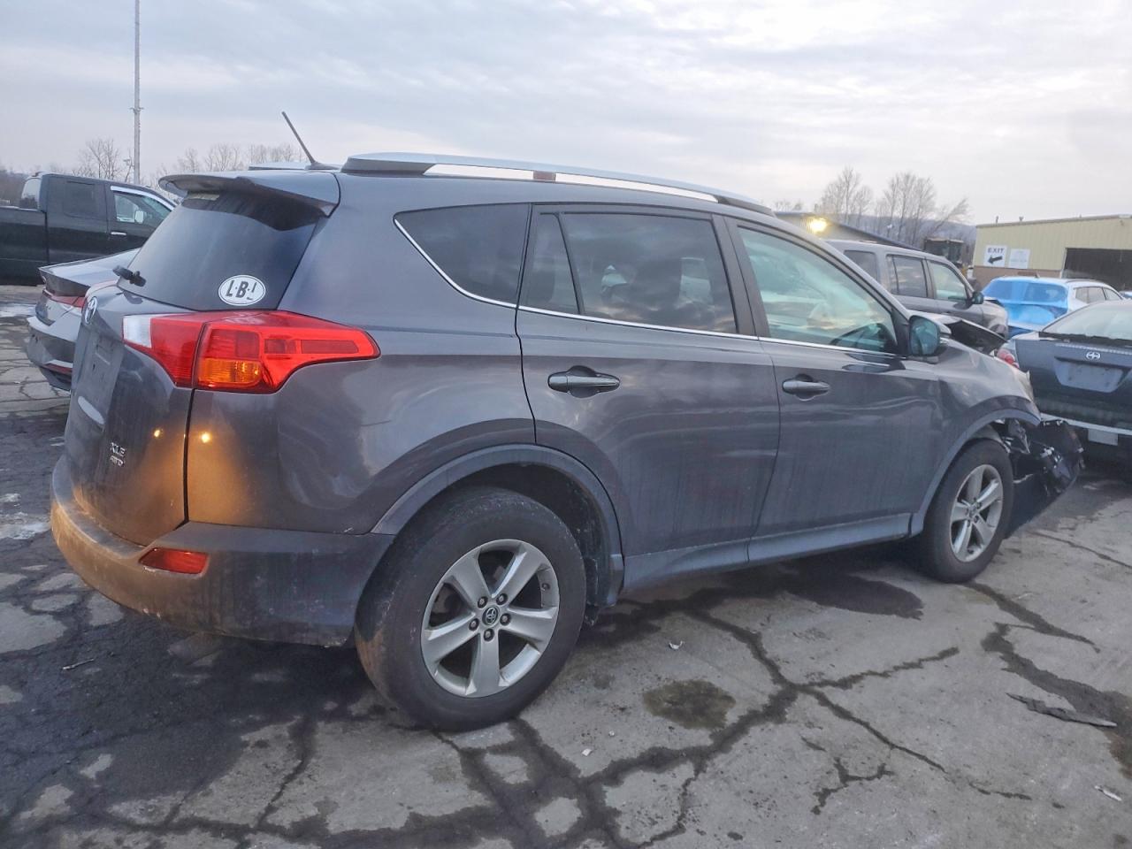 2015 TOYOTA RAV4 XLE photo 3