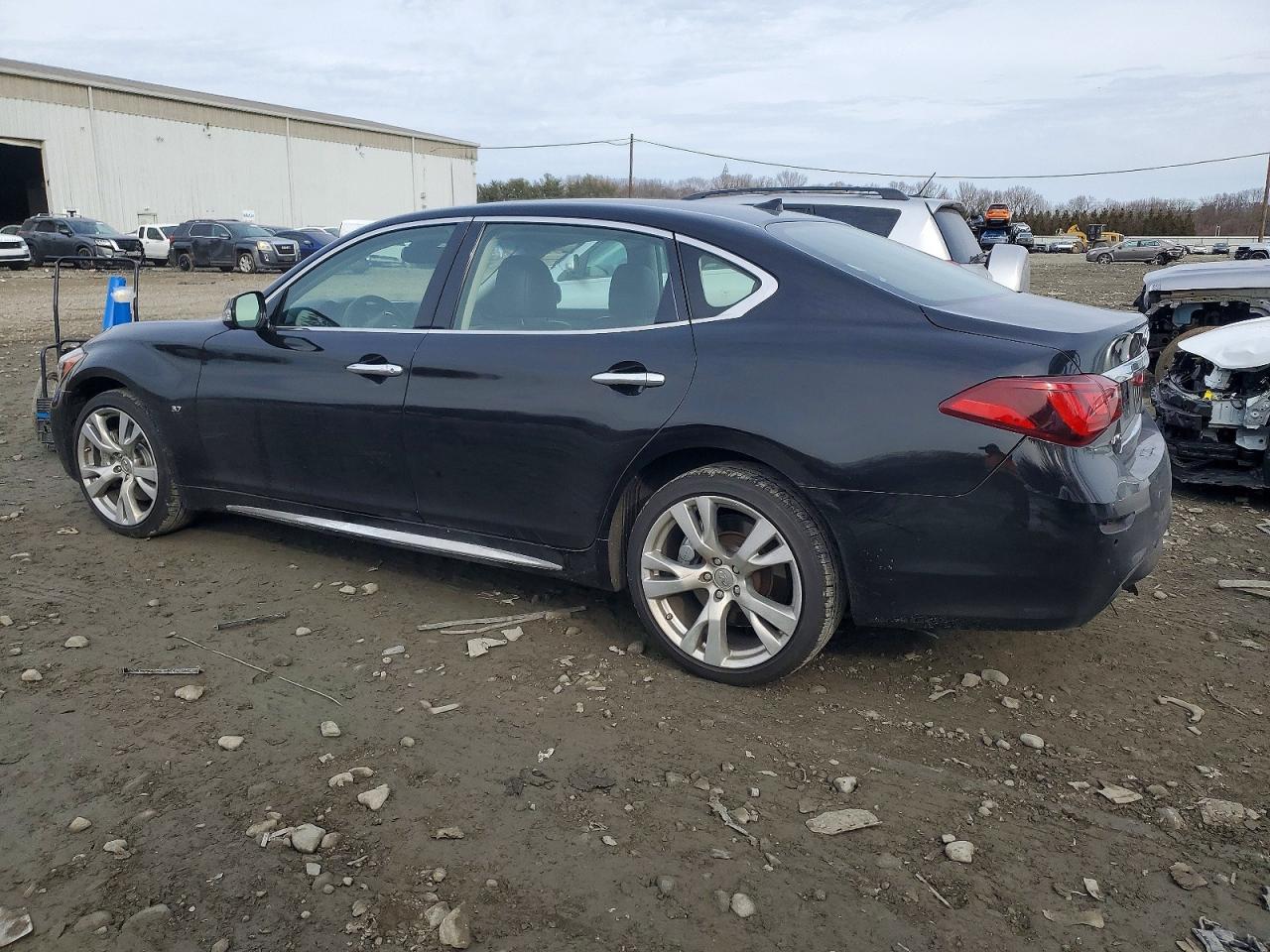 2018 INFINITI Q70L 3.7 LUXE photo 2