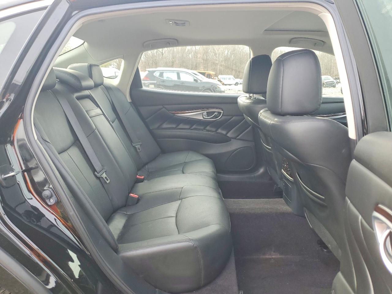 2018 INFINITI Q70L 3.7 LUXE photo 10