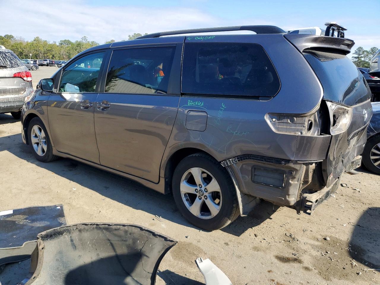 2020 TOYOTA SIENNA LE photo 2