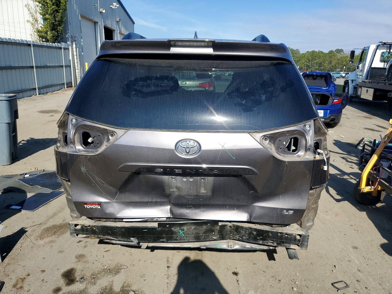 2020 TOYOTA SIENNA LE photo 6