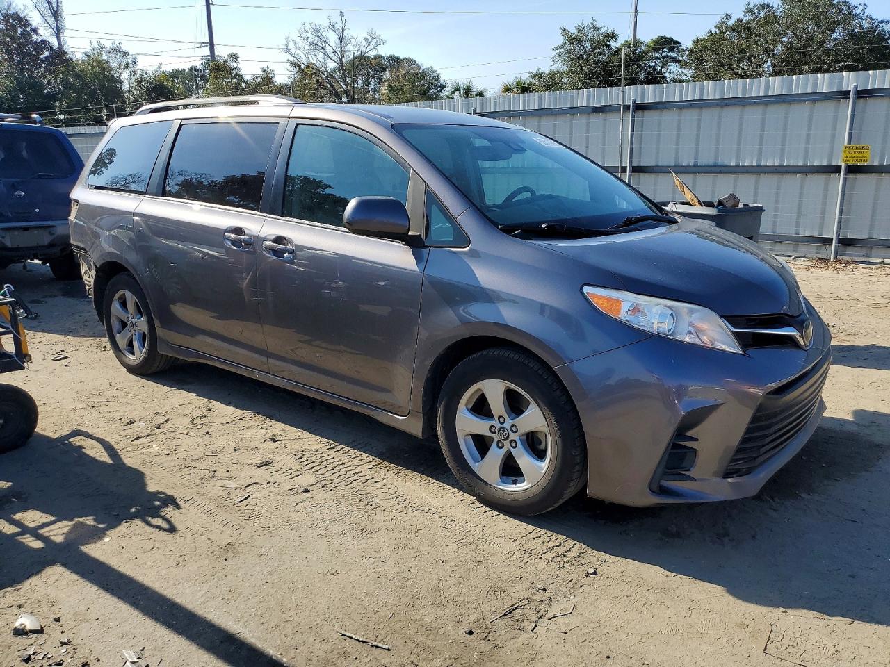 2020 TOYOTA SIENNA LE photo 4