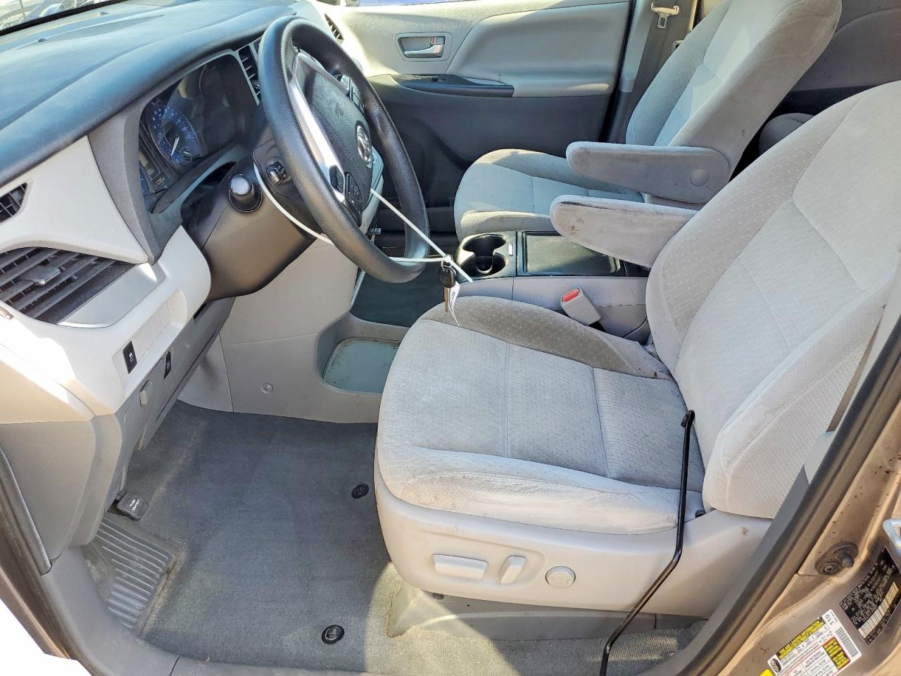 2020 TOYOTA SIENNA LE photo 7