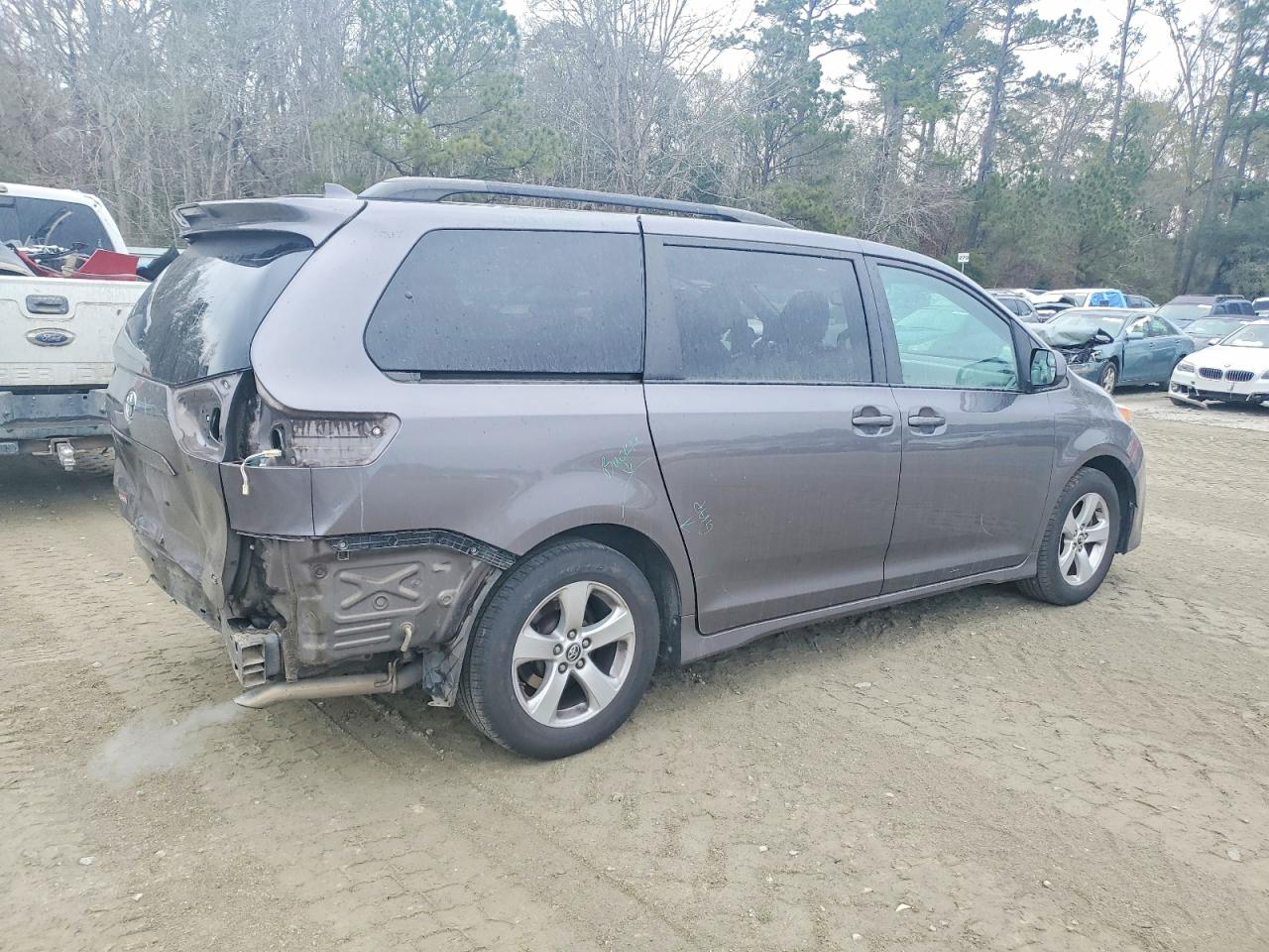 2020 TOYOTA SIENNA LE photo 3
