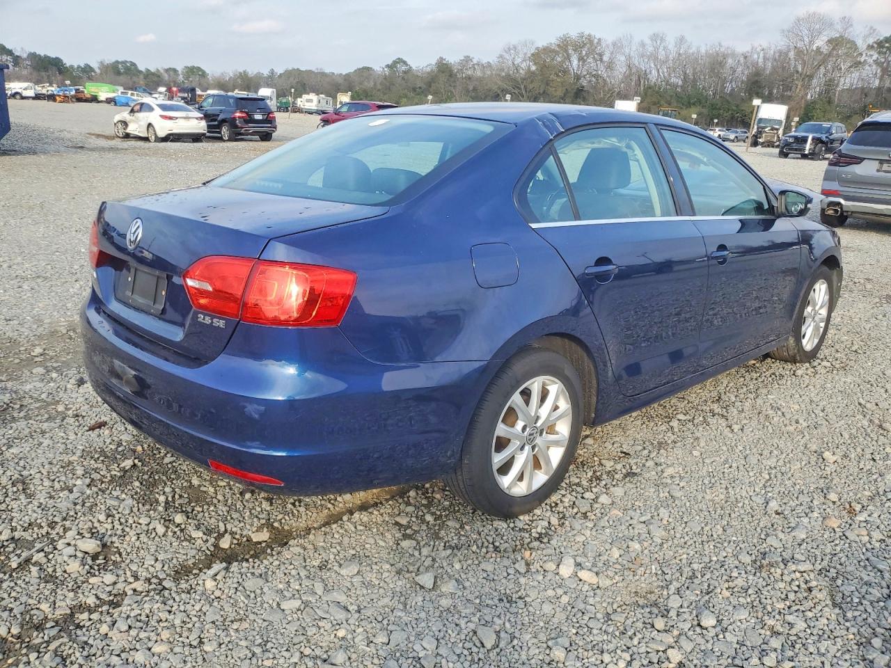 2013 VOLKSWAGEN JETTA SE photo 3