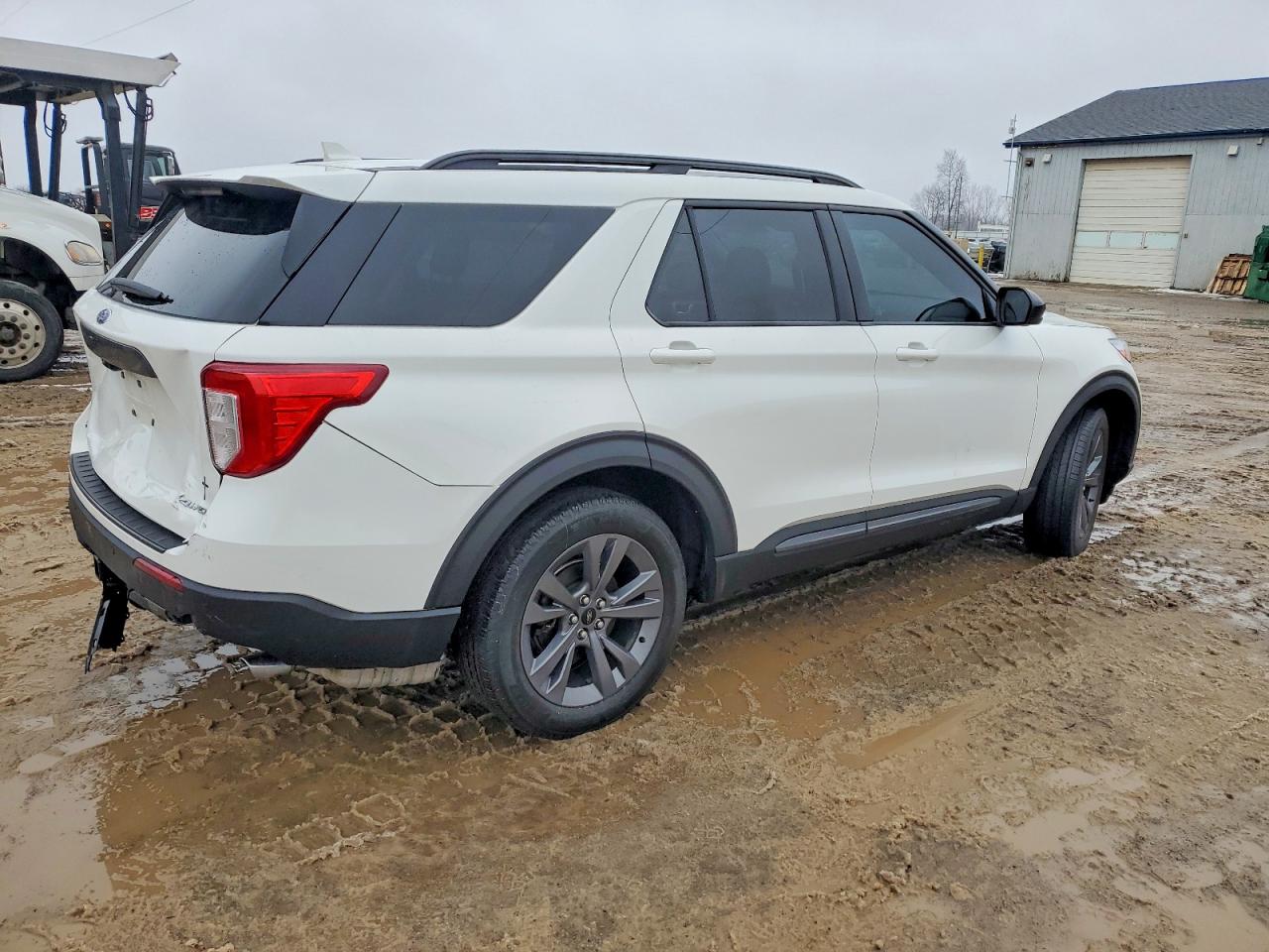2023 FORD EXPLORER XLT photo 3