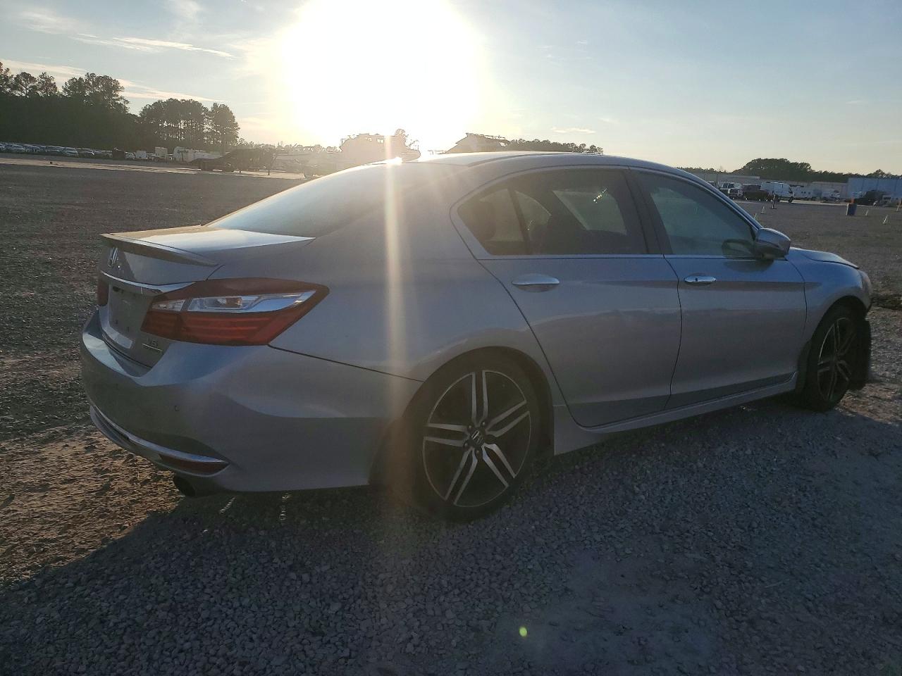 2017 HONDA ACCORD TOURING photo 3