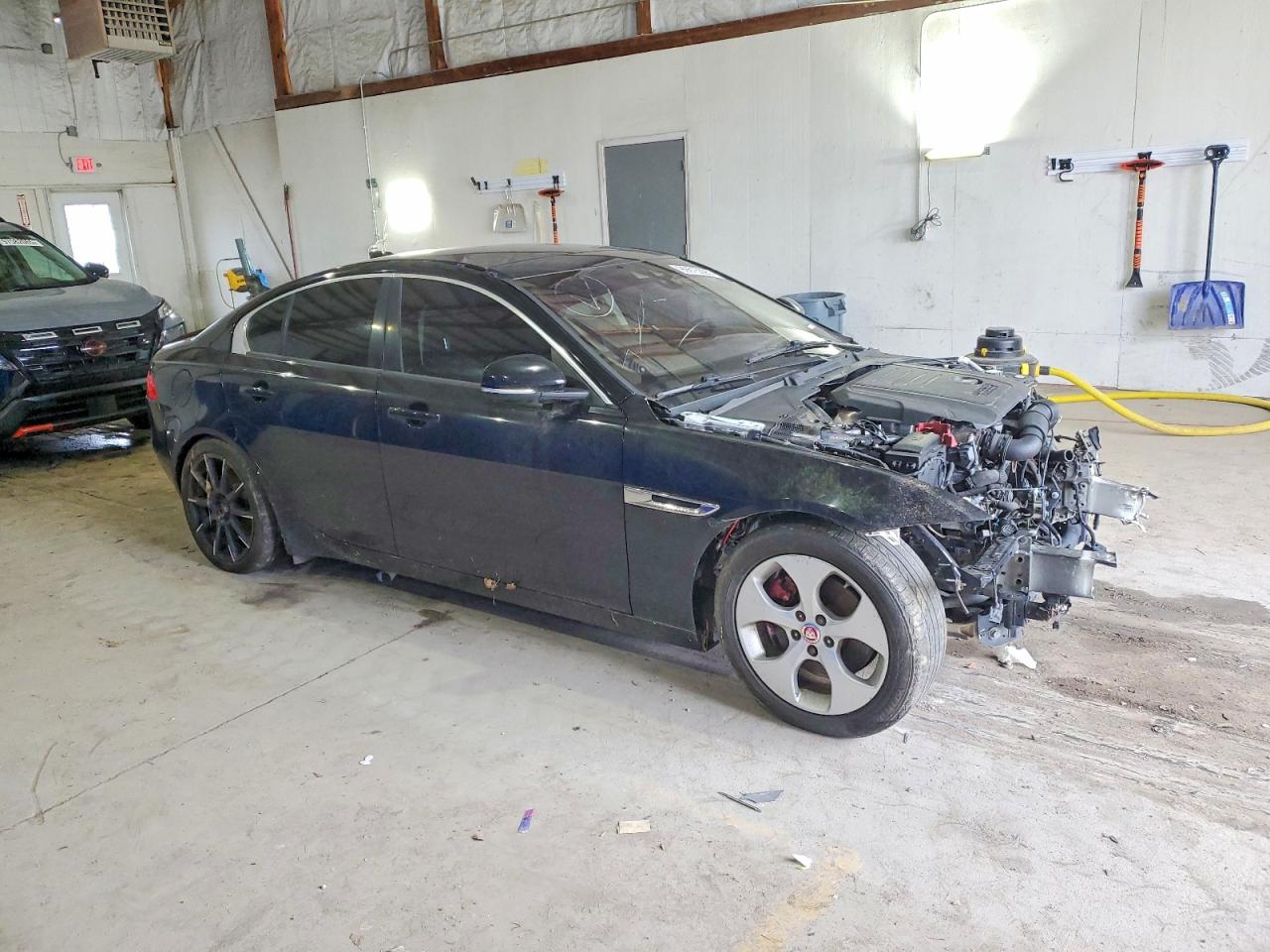 2017 JAGUAR XE PREMIUM photo 4