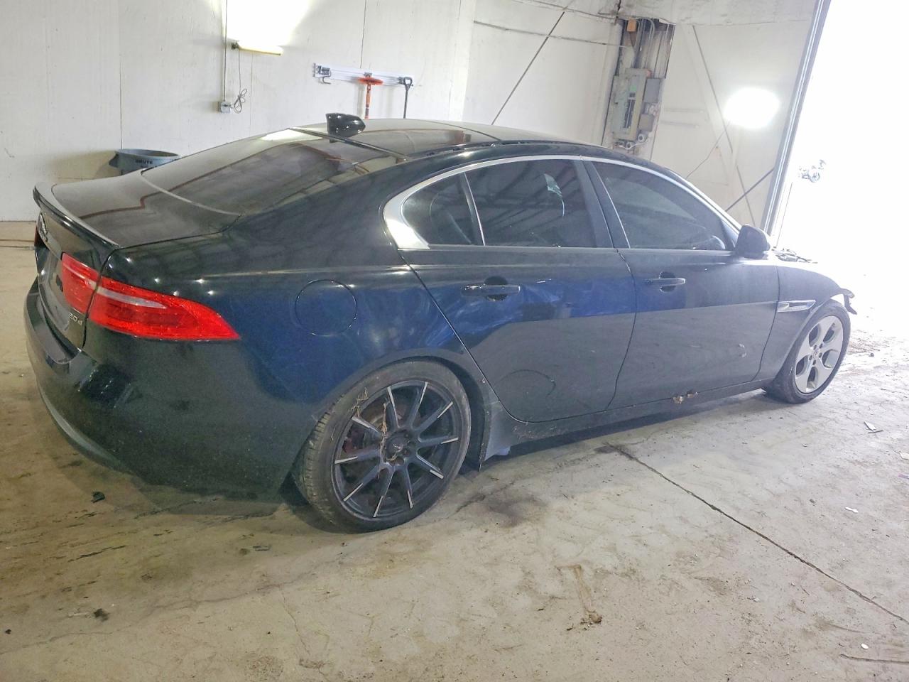 2017 JAGUAR XE PREMIUM photo 3