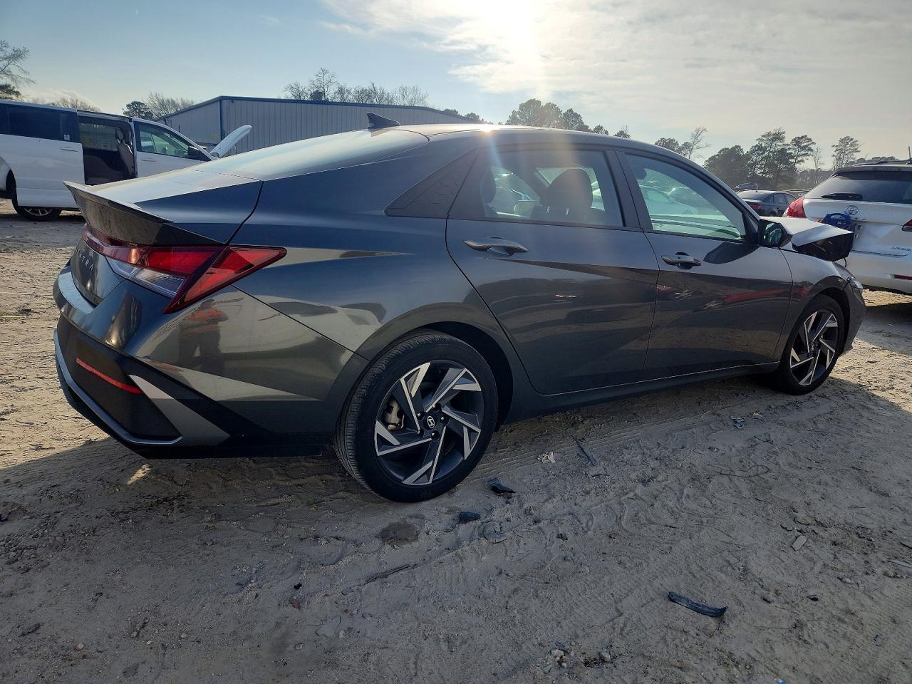 2025 HYUNDAI ELANTRA SEL SPORT photo 3