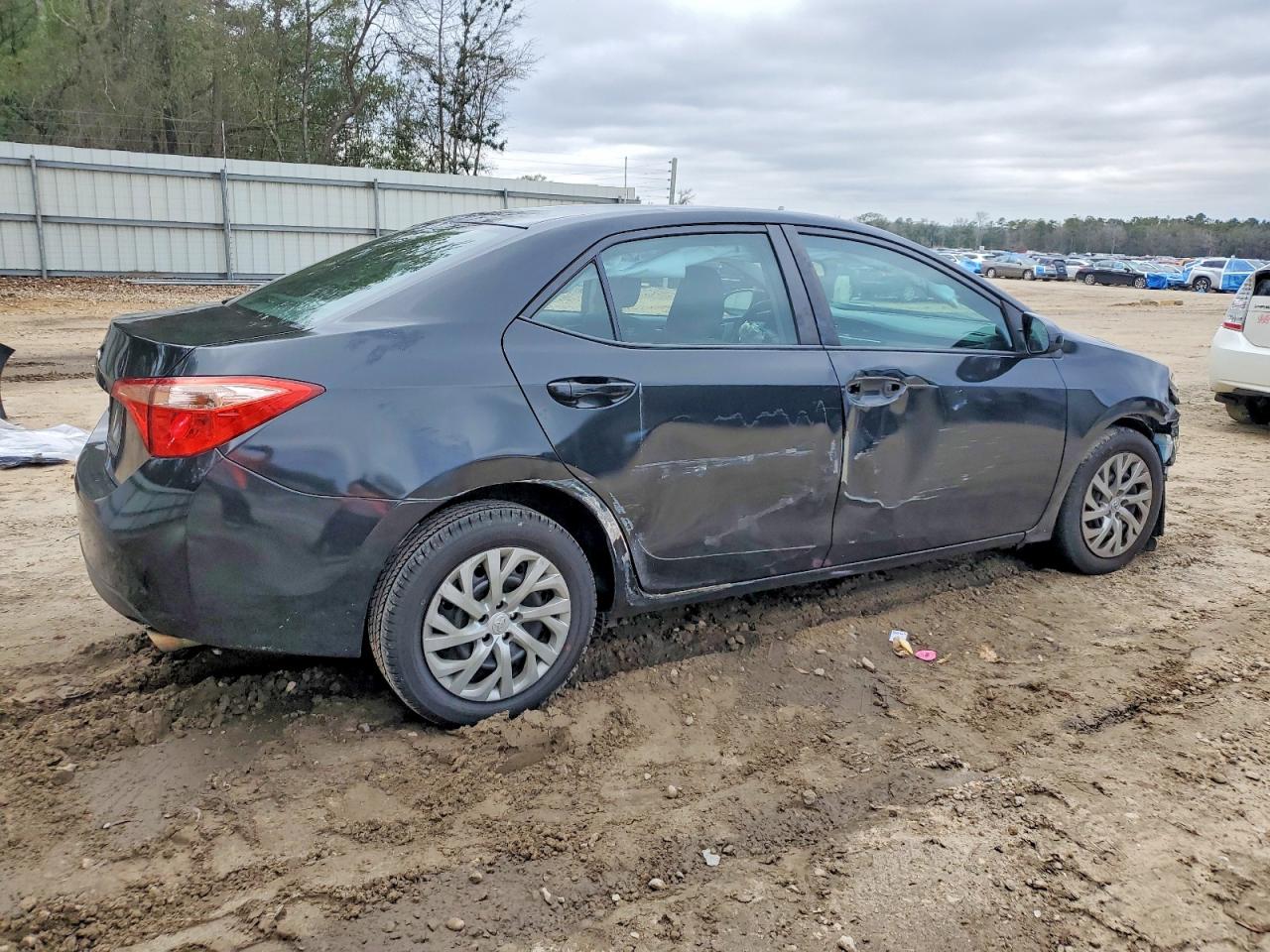 2017 TOYOTA COROLLA L photo 3