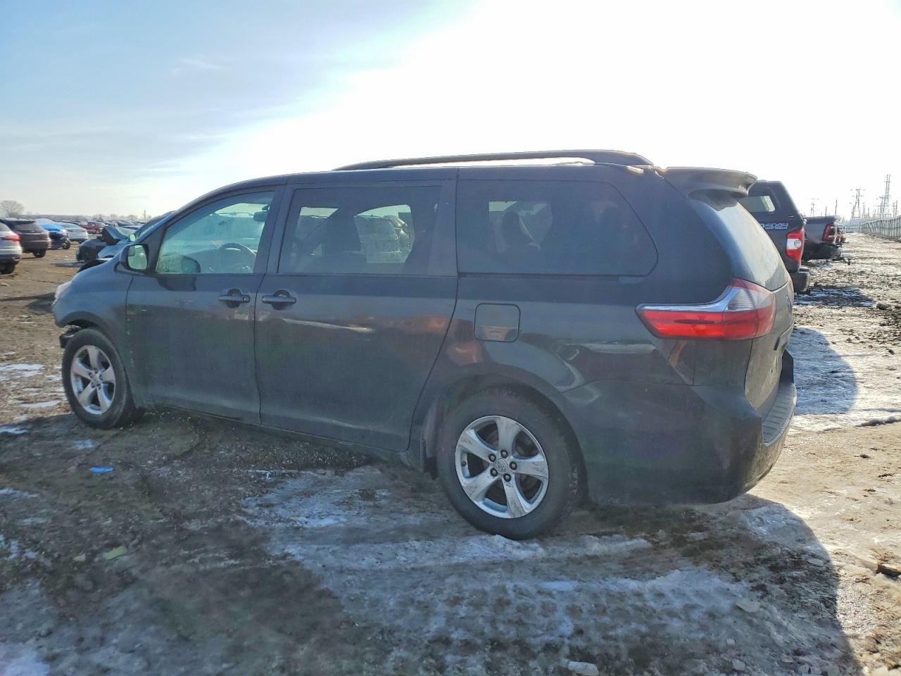 2016 TOYOTA SIENNA LE photo 2