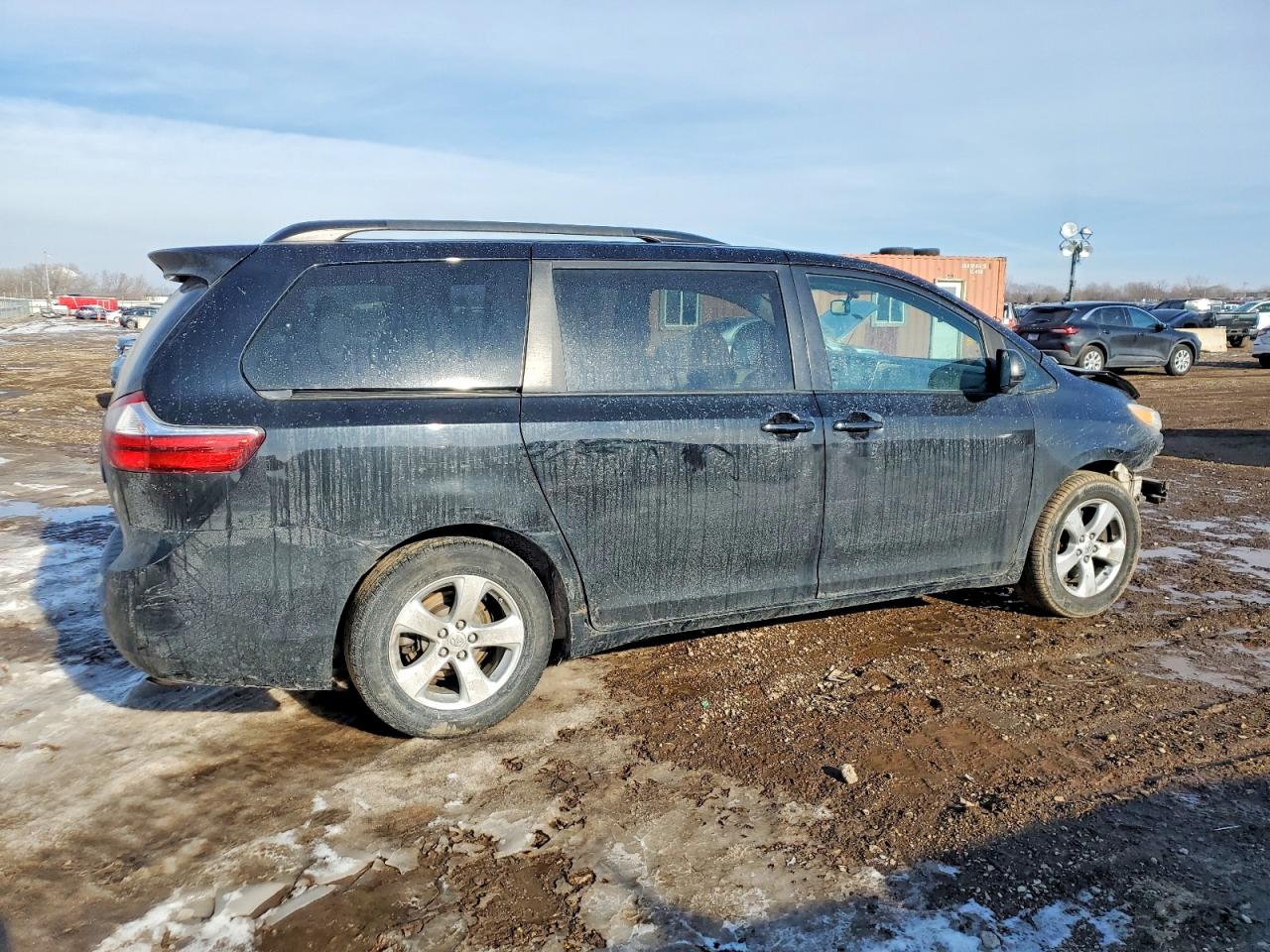 2016 TOYOTA SIENNA LE photo 3