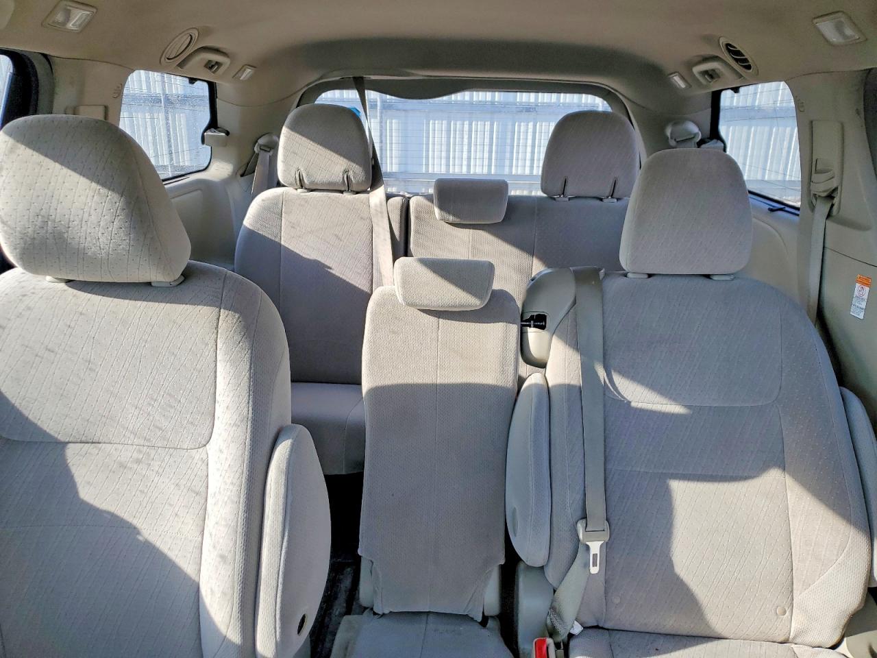 2016 TOYOTA SIENNA LE photo 10
