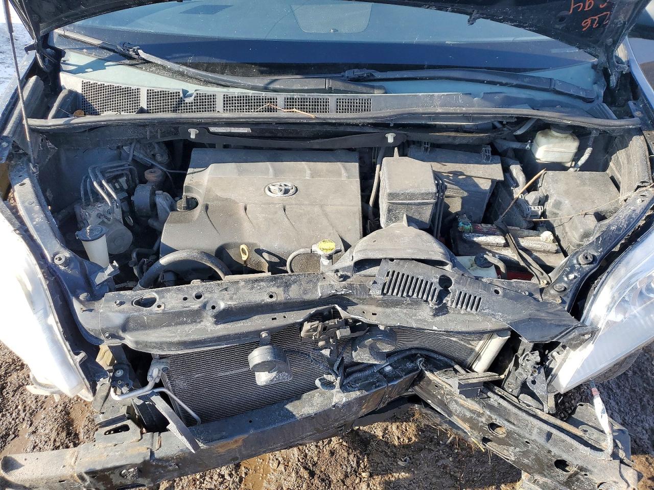 2016 TOYOTA SIENNA LE photo 12