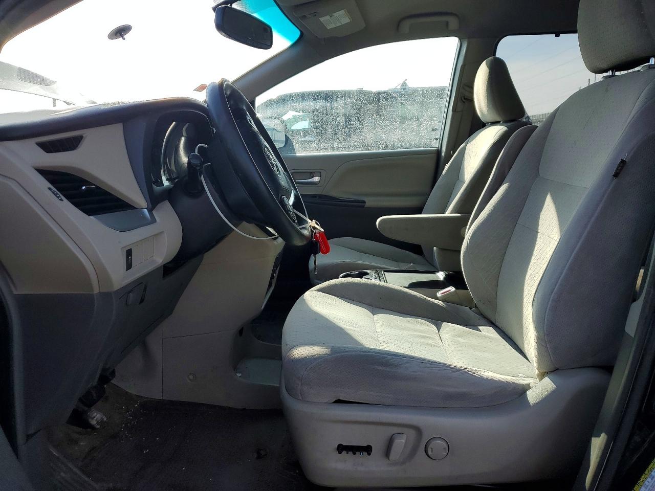 2016 TOYOTA SIENNA LE photo 7