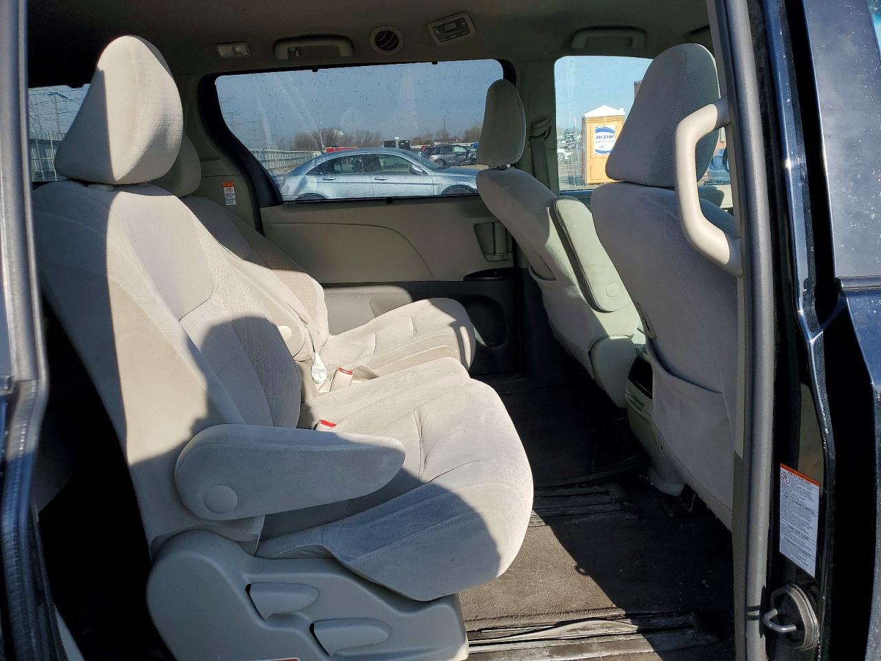 2016 TOYOTA SIENNA LE photo 11