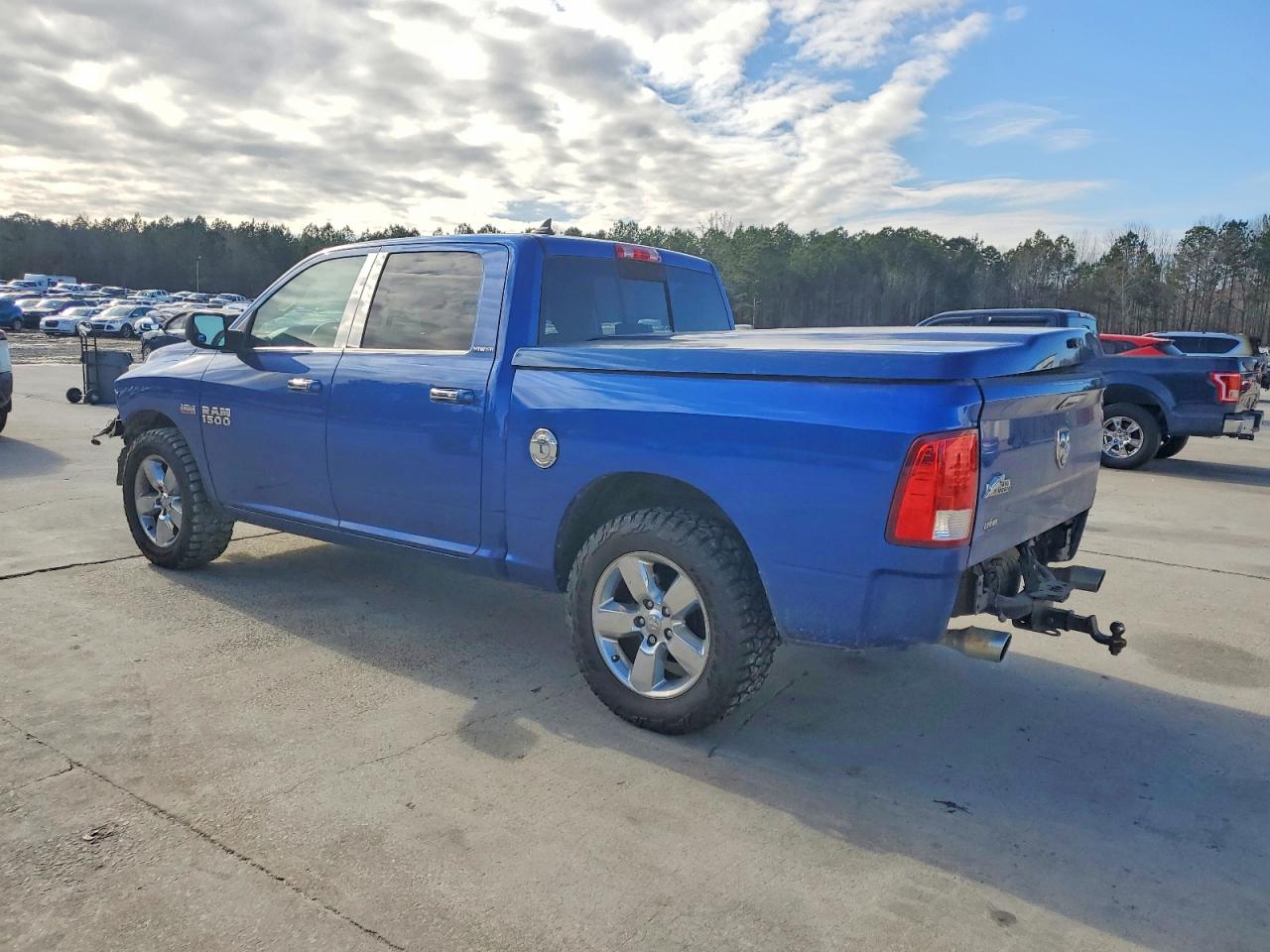 2016 RAM 1500 SLT photo 2
