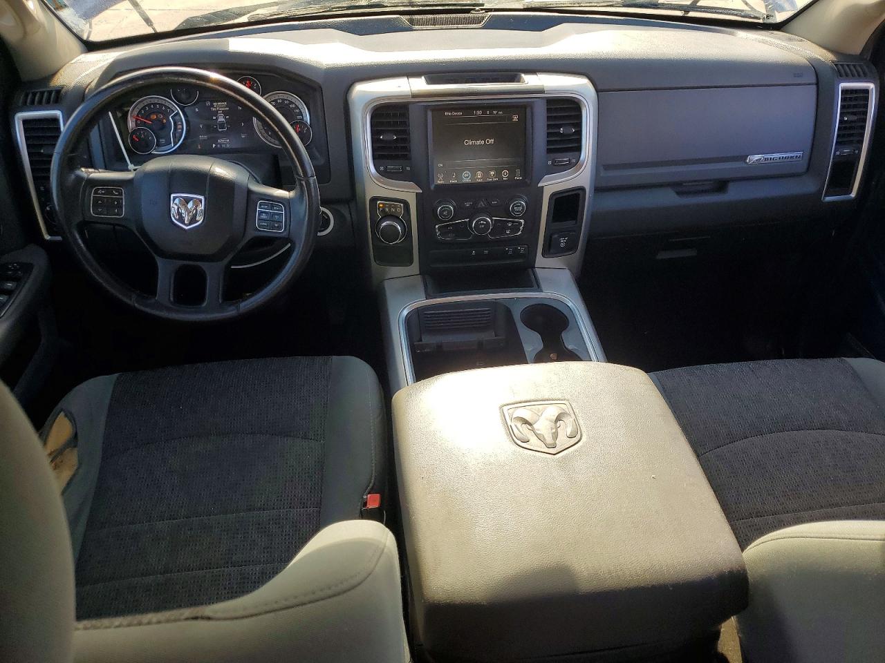 2016 RAM 1500 SLT photo 8