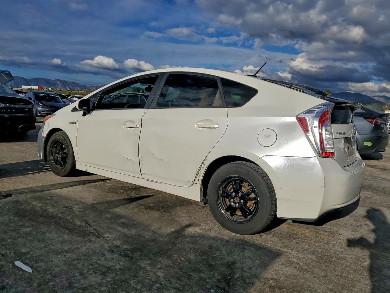 2014 TOYOTA PRIUS photo 2