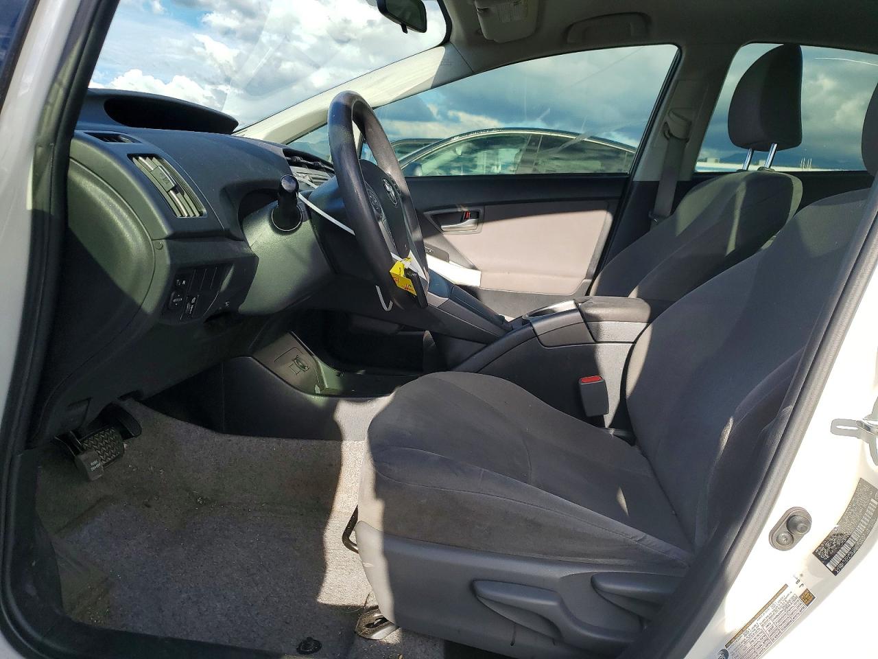 2014 TOYOTA PRIUS photo 7