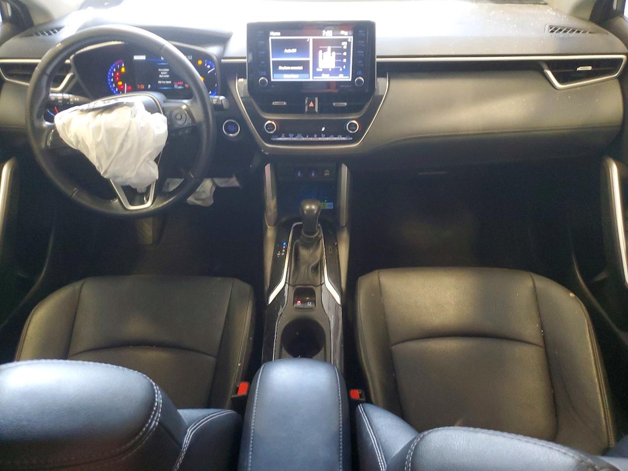 2022 TOYOTA COROLLA CROSS XLE photo 8