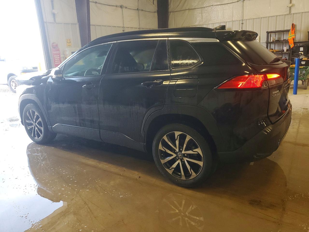 2022 TOYOTA COROLLA CROSS XLE photo 2