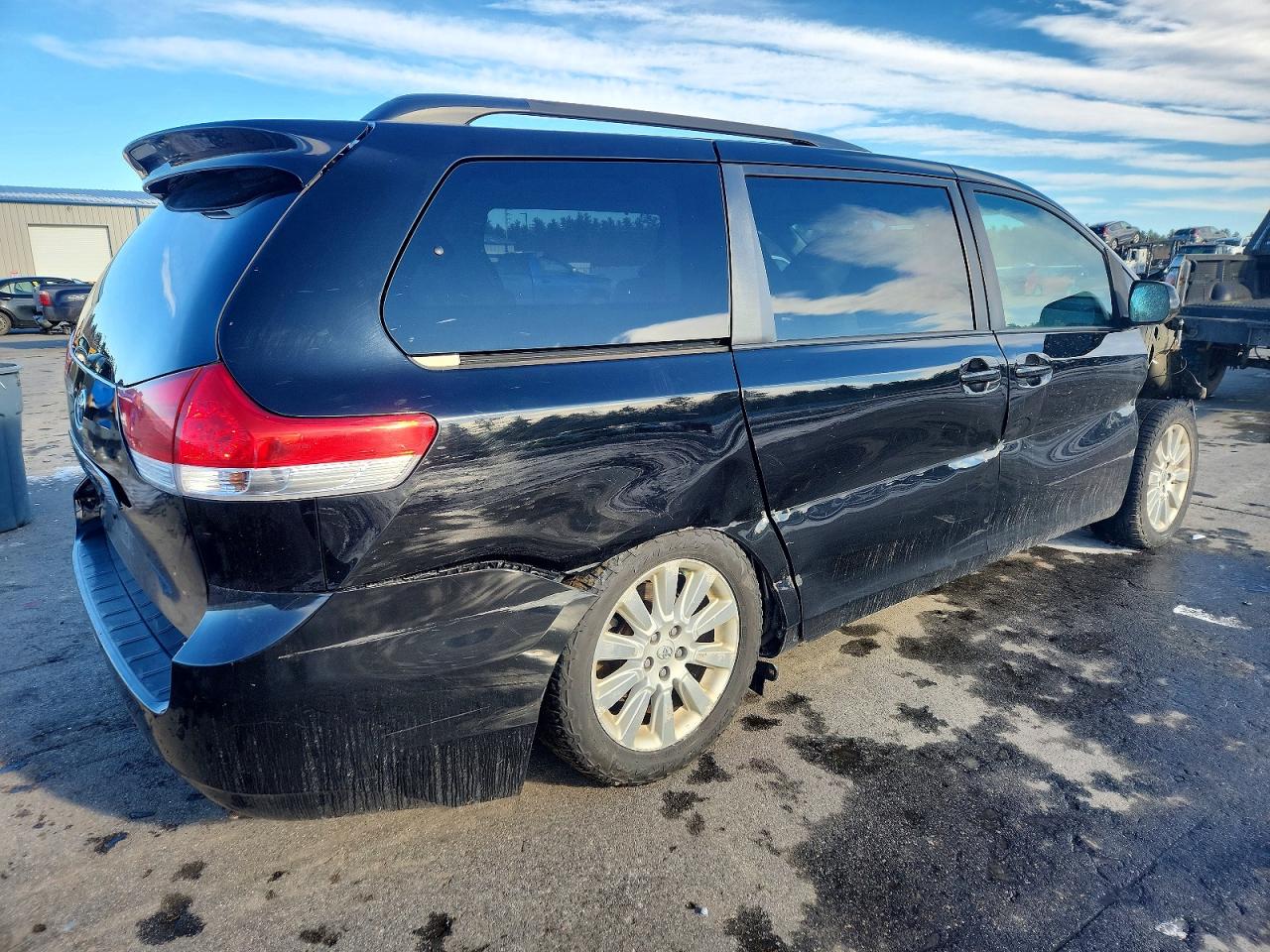 2013 TOYOTA SIENNA LE photo 3
