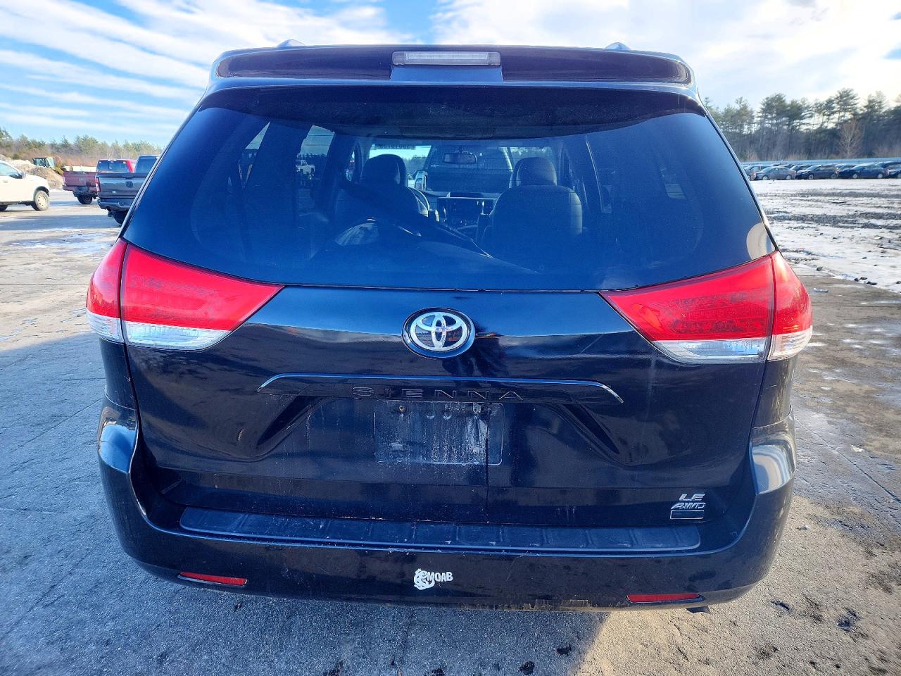 2013 TOYOTA SIENNA LE photo 6