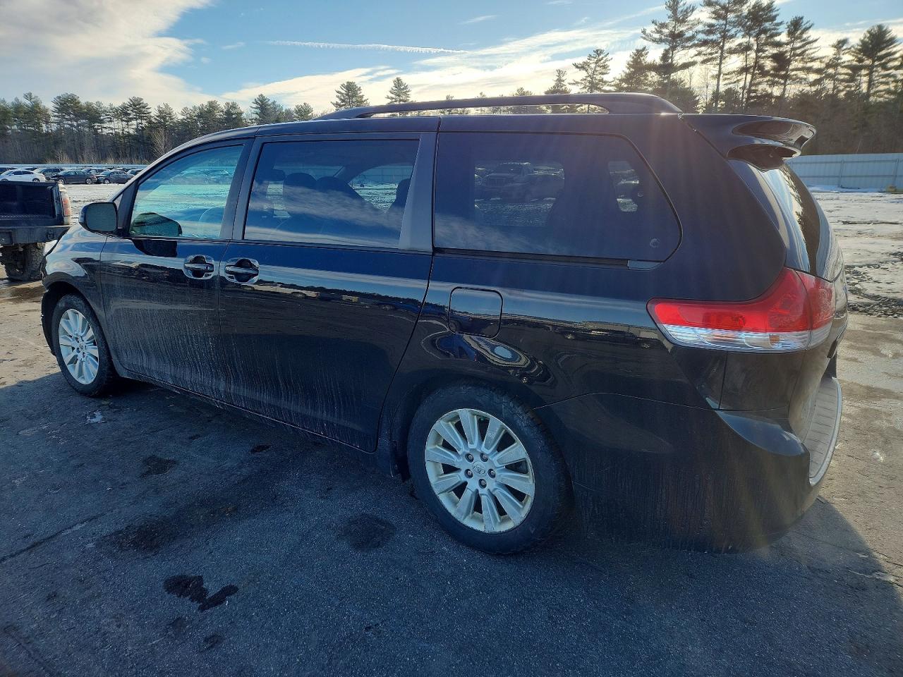 2013 TOYOTA SIENNA LE photo 2