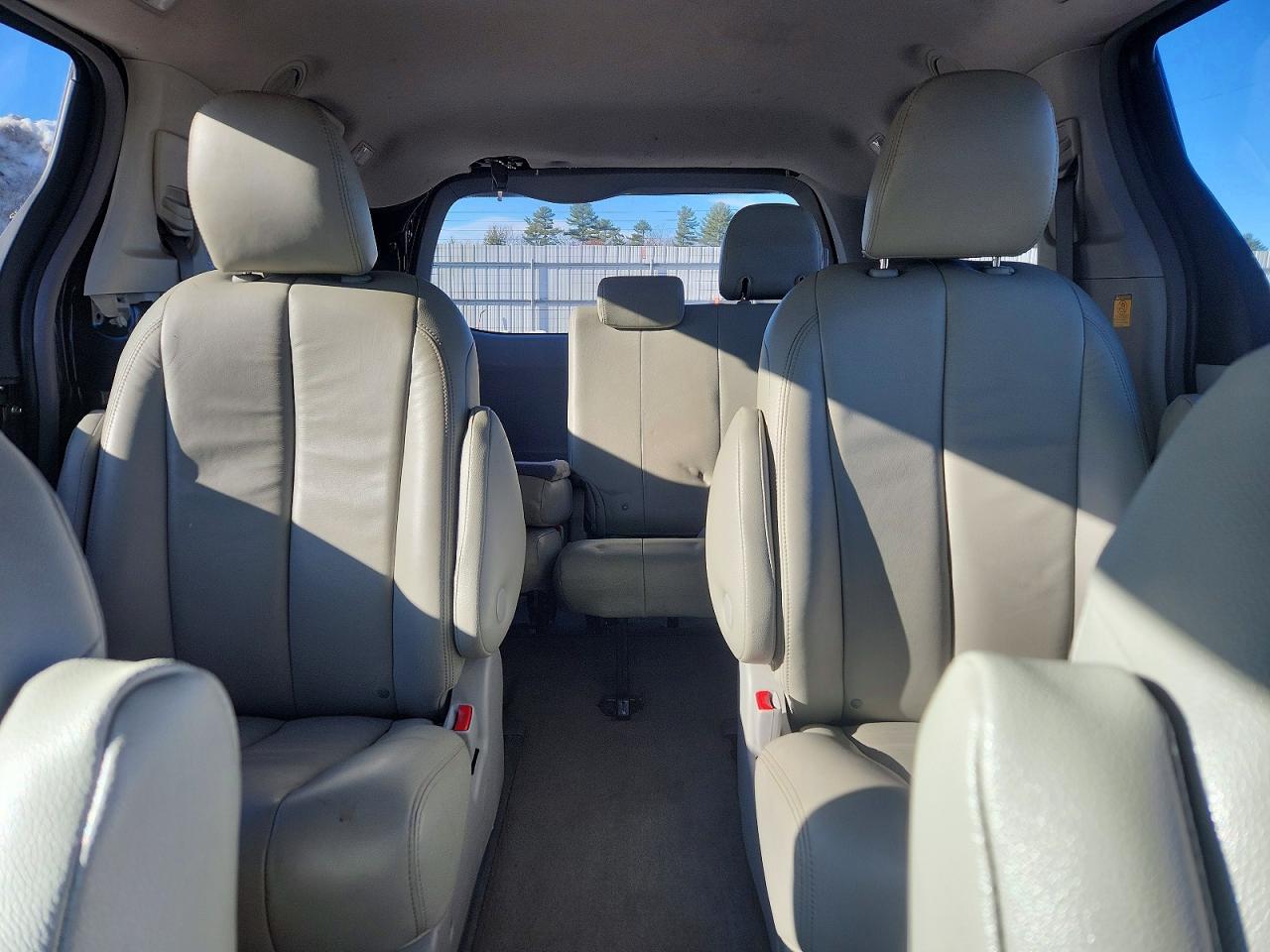 2013 TOYOTA SIENNA LE photo 10