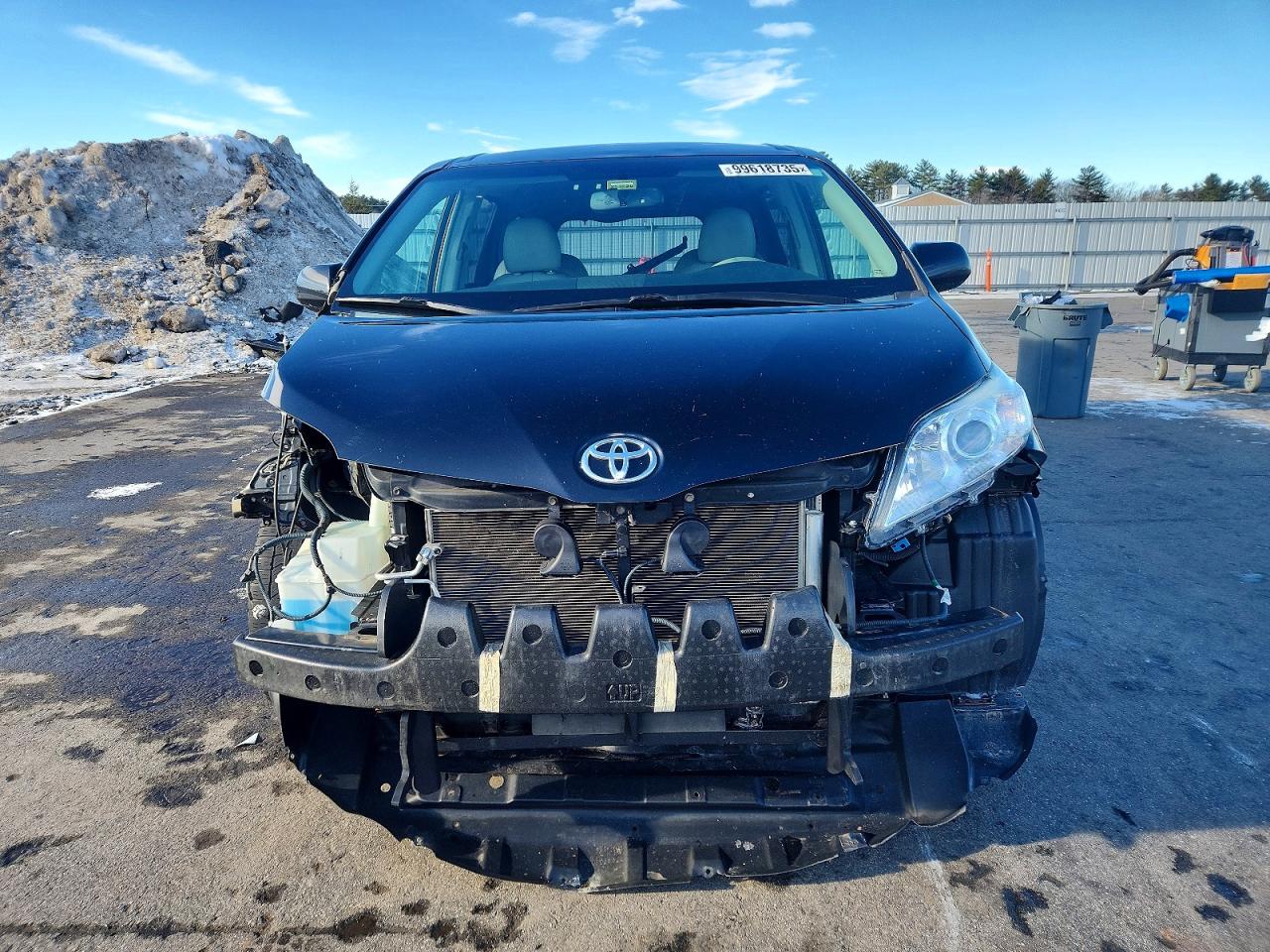 2013 TOYOTA SIENNA LE photo 5