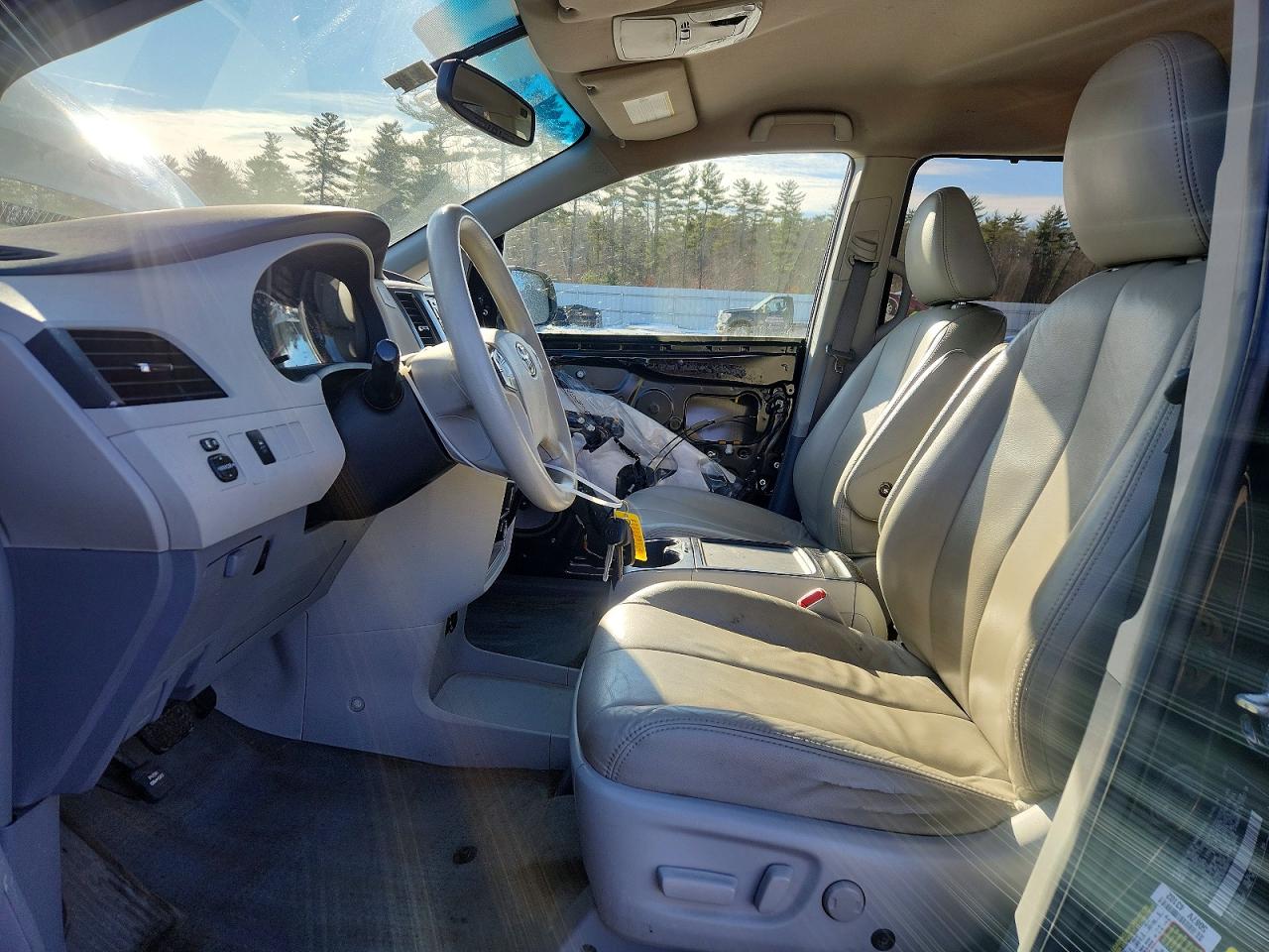 2013 TOYOTA SIENNA LE photo 7
