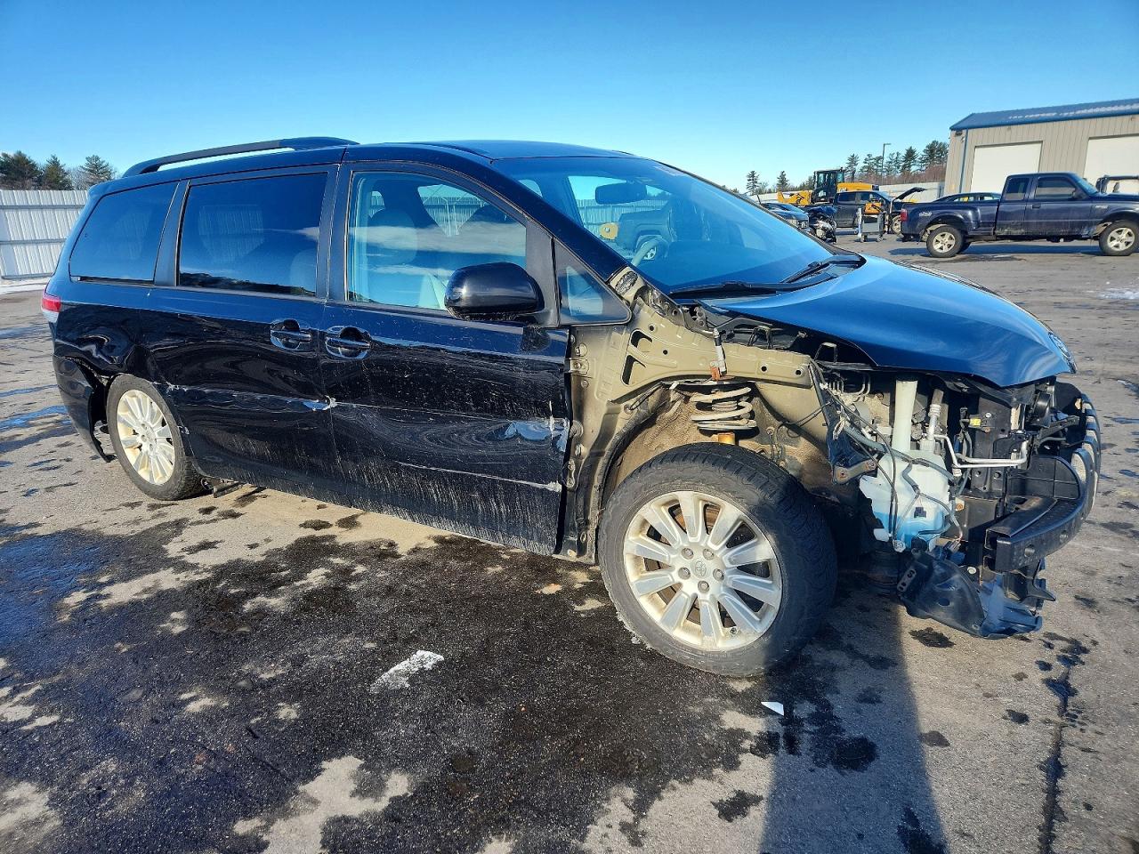 2013 TOYOTA SIENNA LE photo 4